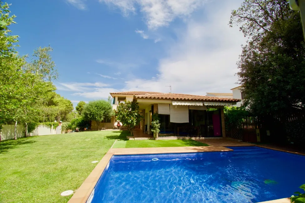Villa For Sale - 17130 Escala ES Image 2